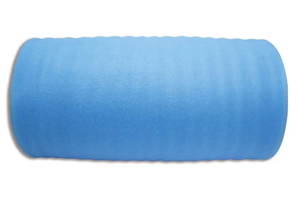Blauer PE-Schaum in zylindrischer Form, geeignet für verschiedene Anwendungen, einschließlich Sport und Physiotherapie, präsentiert von der Marke Roth.